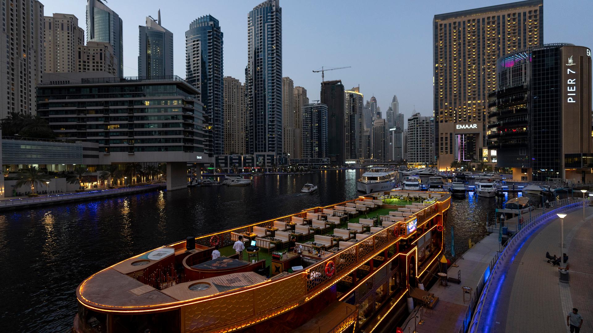 Ein schwimmendes Restaurant liegt am Dubai Marina Walk in Dubai vor Anker.