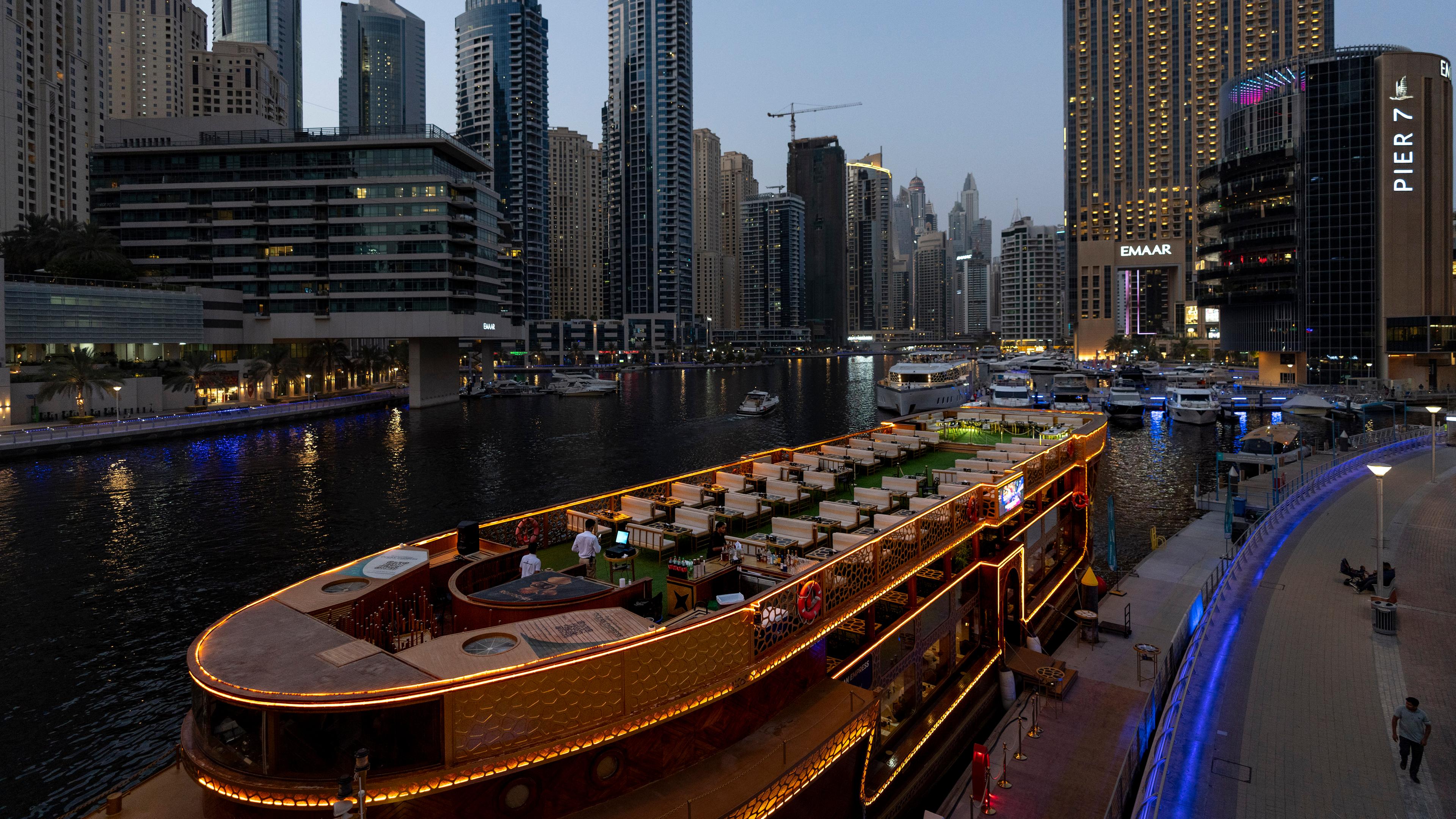 Ein schwimmendes Restaurant liegt am Dubai Marina Walk in Dubai vor Anker.
