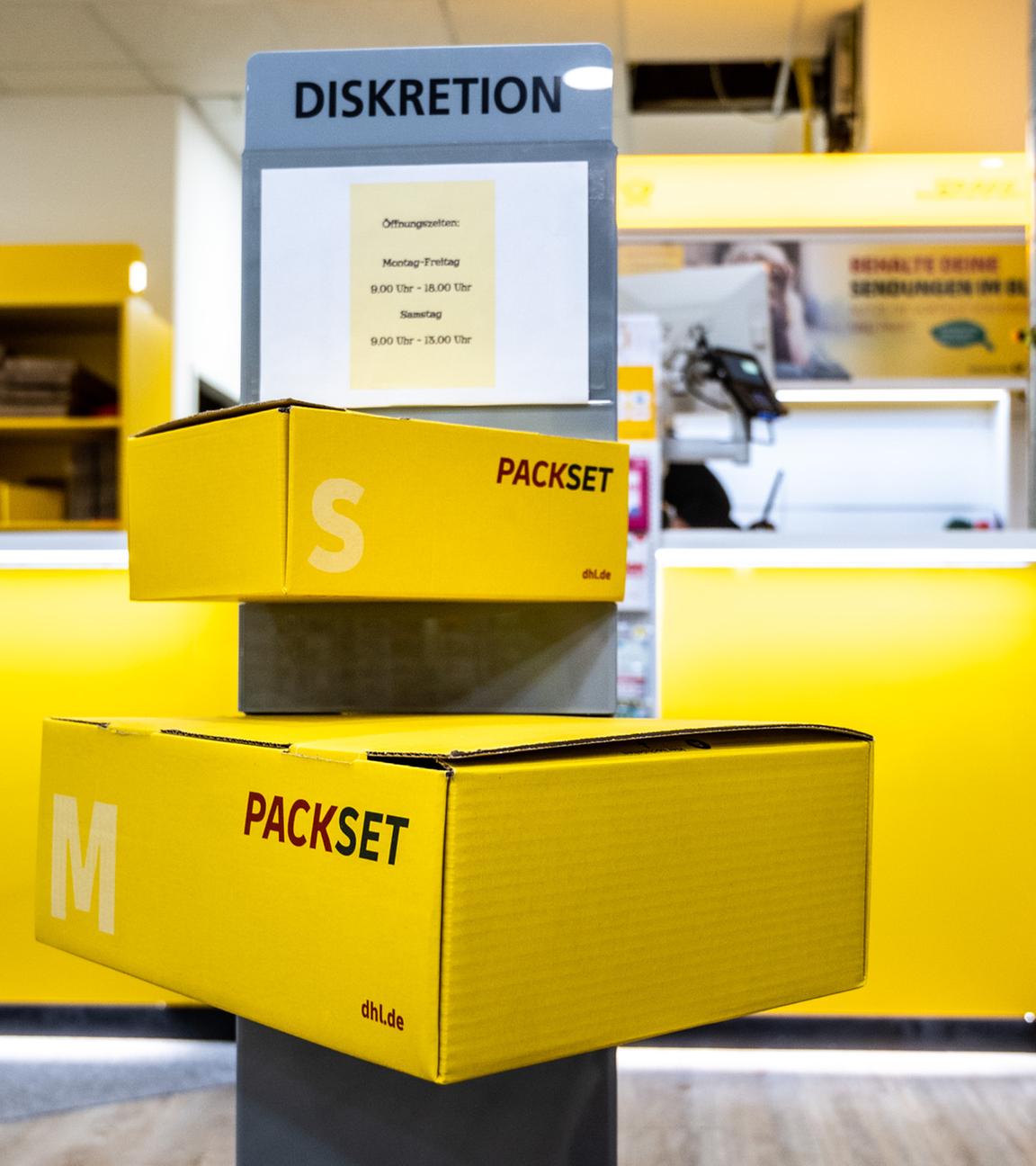 Gelbes Paket in einer Postfiliale. 
