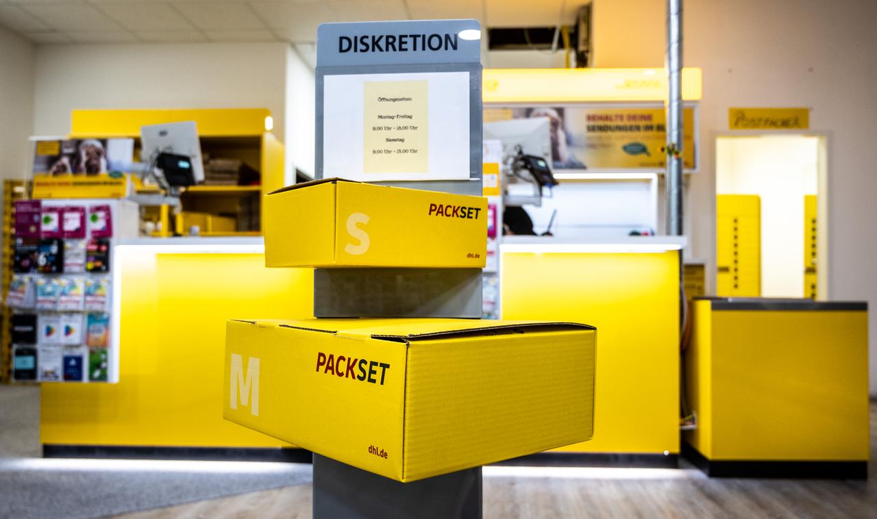 Gelbes Paket in einer Postfiliale. 