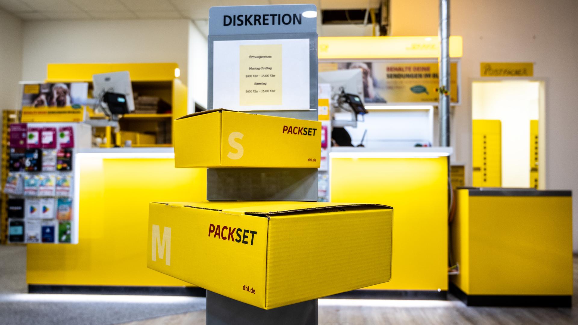 Gelbes Paket in einer Postfiliale. 