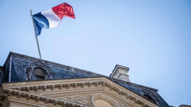 Französische Flagge über dem Elysee-Palast