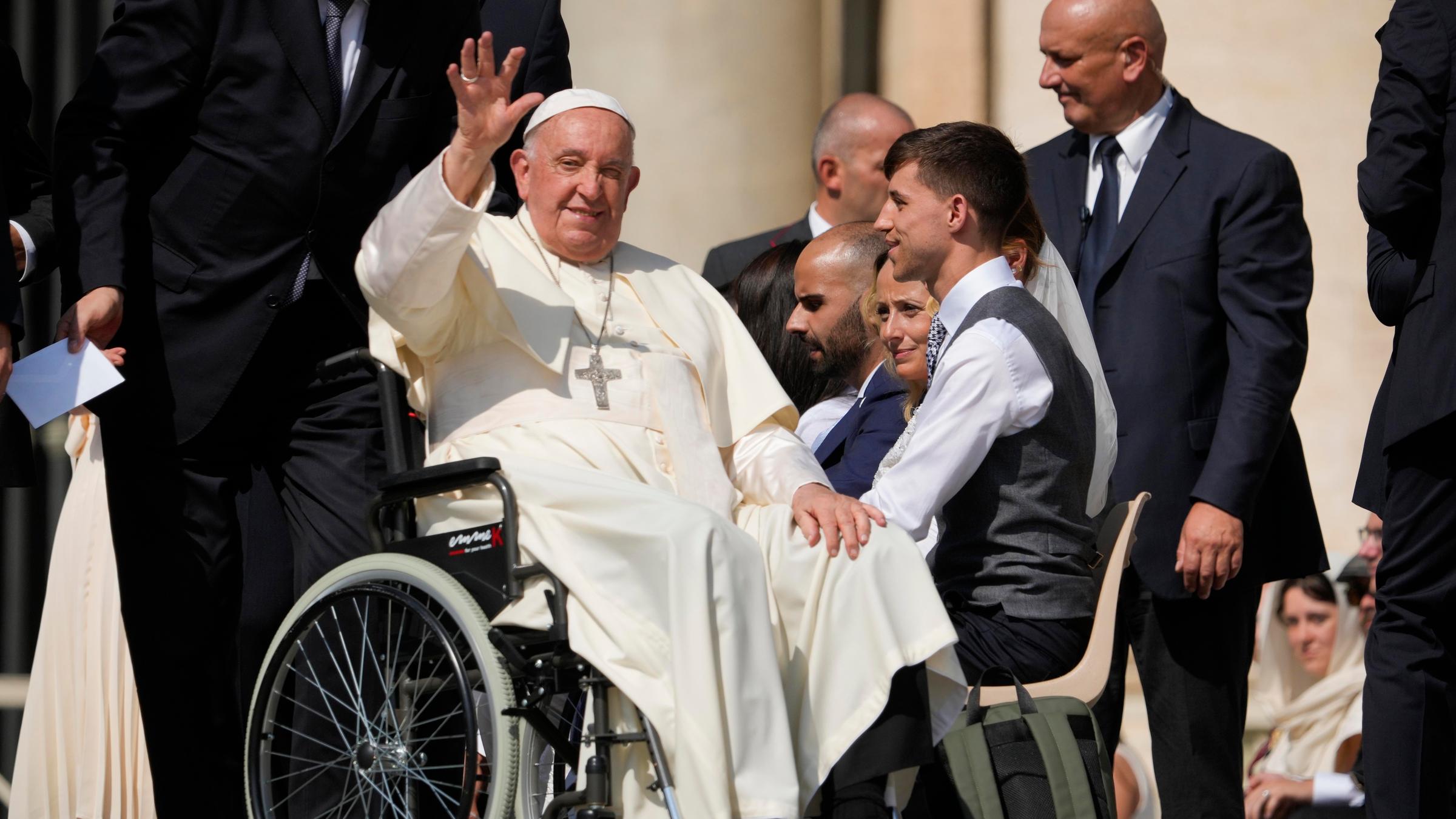 Papst Franziskus winkt, als er nach seiner wöchentlichen Generalaudienz den Petersplatz im Vatikan verlässt.