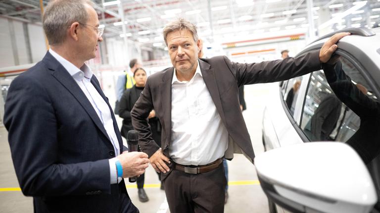 Habeck besucht VW-Werk in Emden