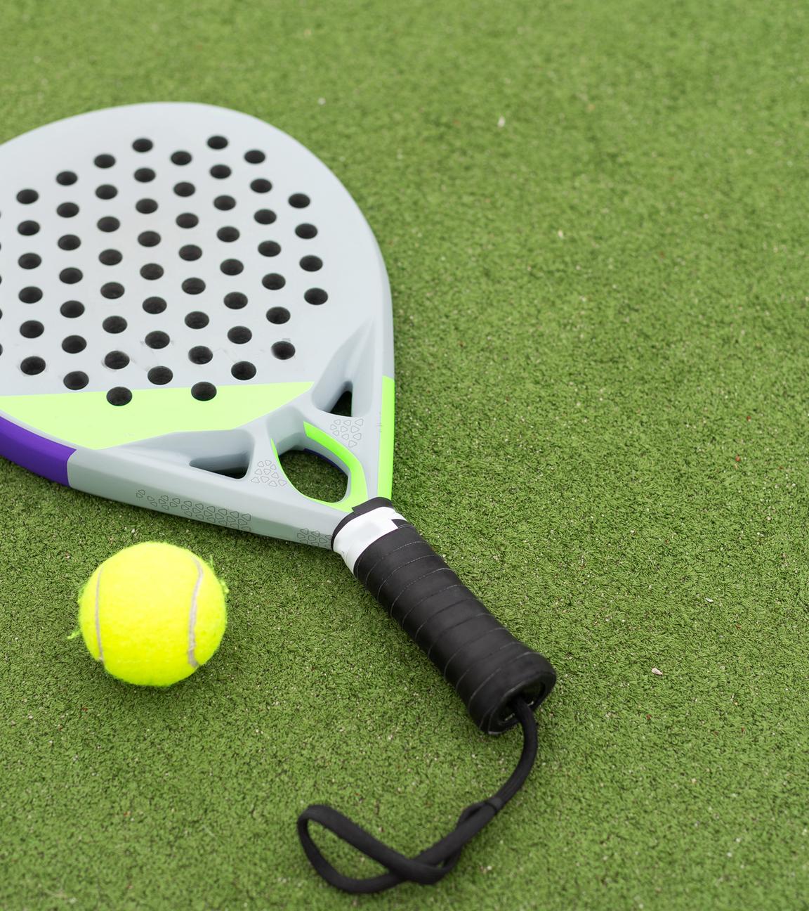 Padelschläger mit Tennisball