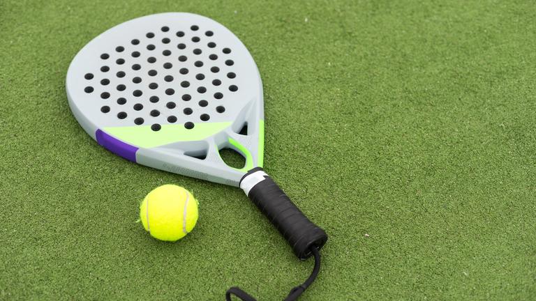 Padelschläger mit Tennisball