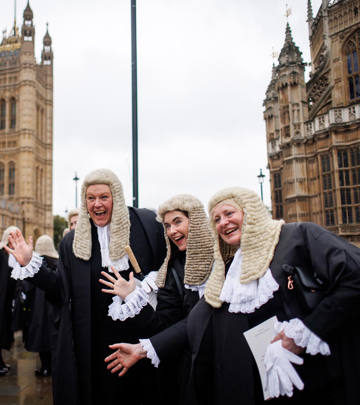 RichterInnen vor dem Parlamentsgebäude in England