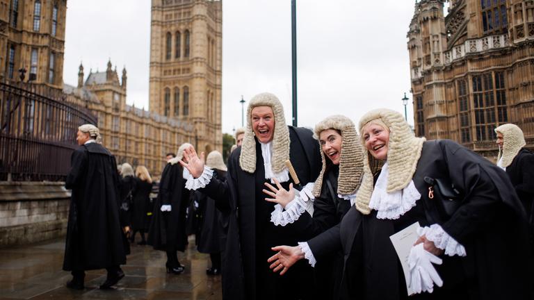 RichterInnen vor dem Parlamentsgebäude in England