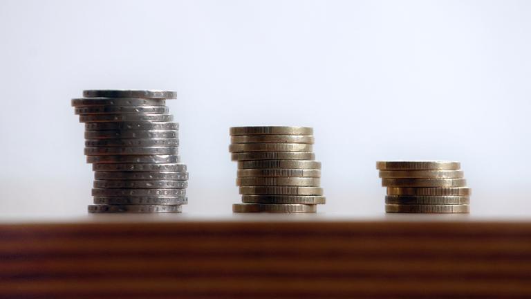 Drei Stapel Euro-Münzen