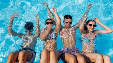 Teenager mit Sonnenbrillen im Pool