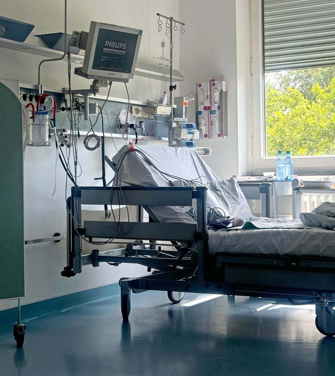 Leeres Krankenhausbett auf Zimmer einer Intensivstation