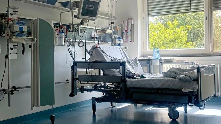 Leeres Krankenhausbett auf Zimmer einer Intensivstation