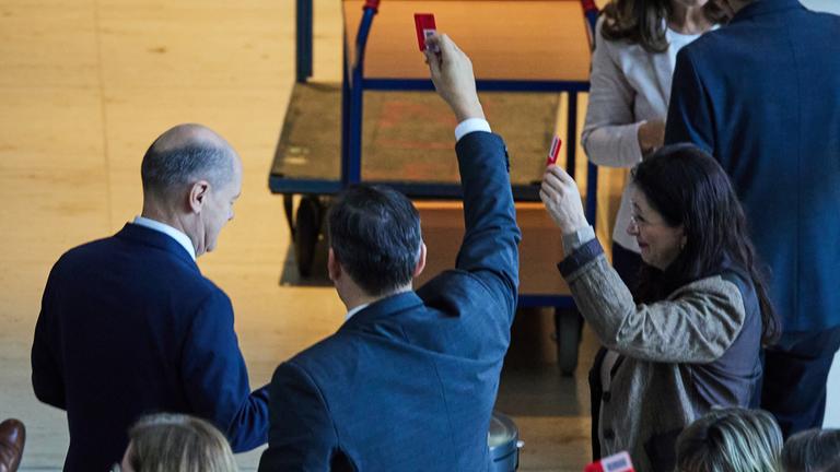 Das Bild zeigt Bundeskanzler Olaf Scholz (SPD) bei der zum Ampel-Sicherheitspaket im Bundestag.