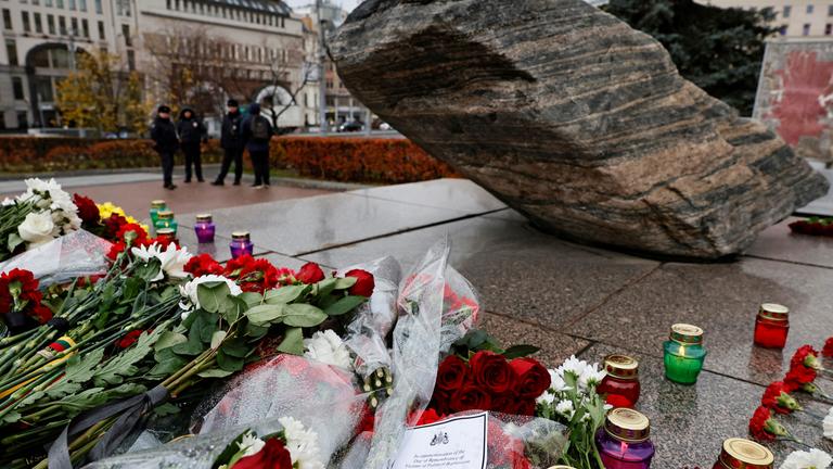 Blumen und Kerzen am Gedenkzeichen "Solowezki-Stein" in Moskau