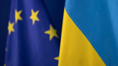 EU- und Ukraine-Flagge