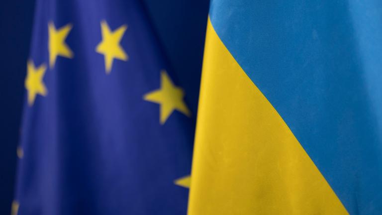 EU- und Ukraine-Flagge