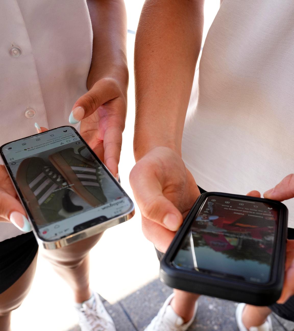 Mädchen und Junge mit ihren Handys