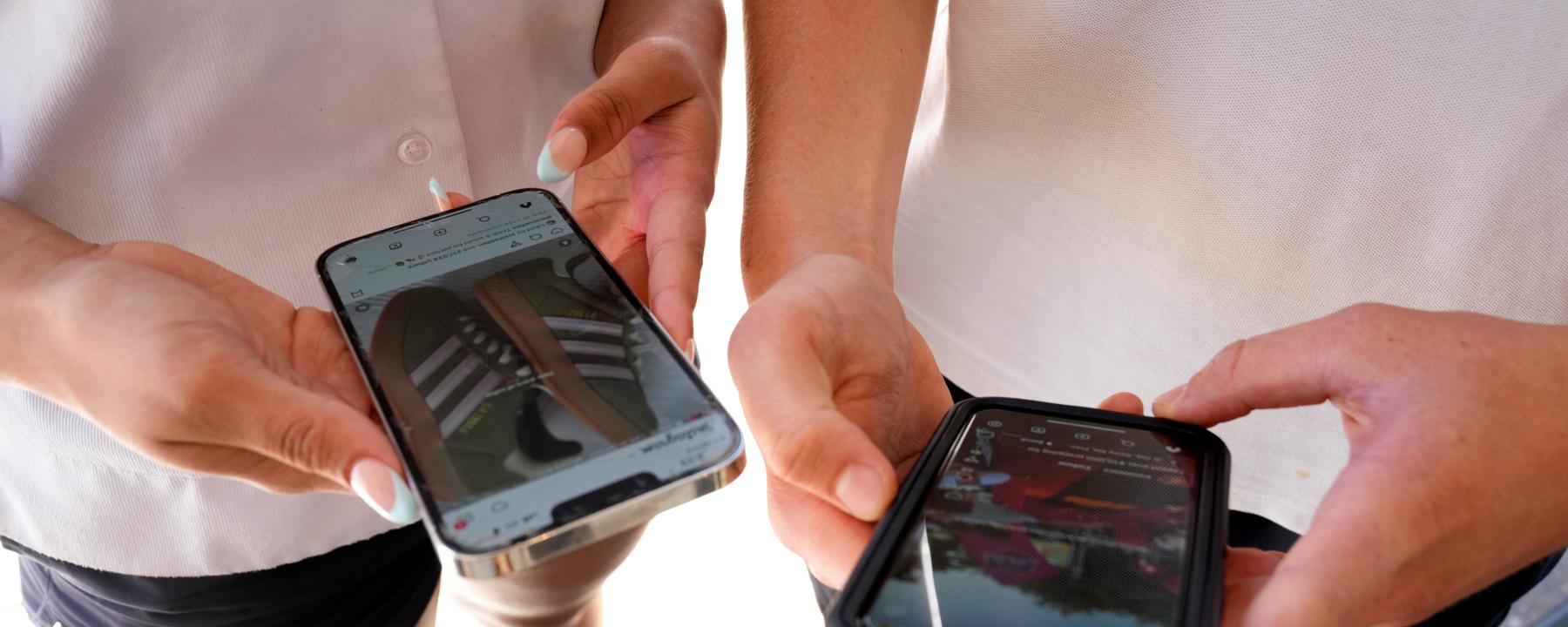 Mädchen und Junge mit ihren Handys