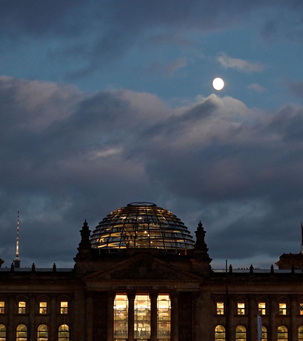 Reichstagsgebäude bei Nacht