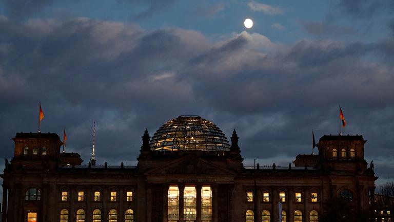 Reichstagsgebäude bei Nacht