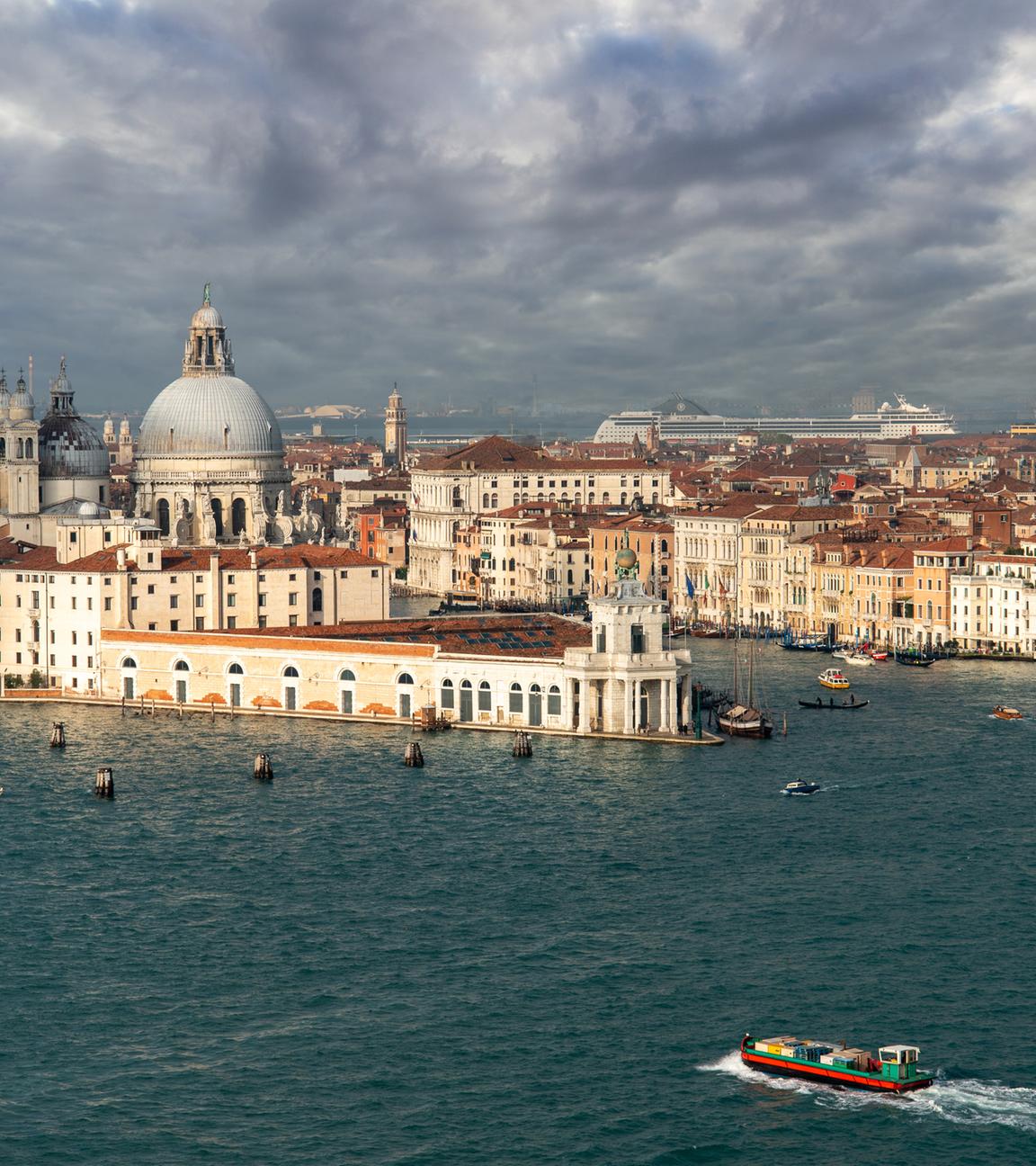 Basilika Santa Maria Della Salute bei schlechtem Wetter, Blick vom Campanile di San Giorgio, Venedig