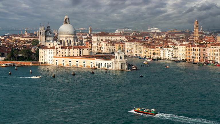 Basilika Santa Maria Della Salute bei schlechtem Wetter, Blick vom Campanile di San Giorgio, Venedig