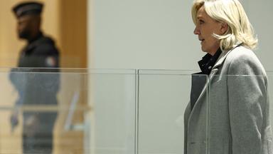 Marine Le Pene auf dem Weg zum Gericht in Frankreich
