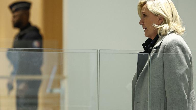 Marine Le Pene auf dem Weg zum Gericht in Frankreich