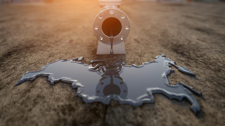 Russische Ölindustrie Konzept. Ölrohr-Pipeline mit verschüttetem Öl in Form von Karte von Russland.