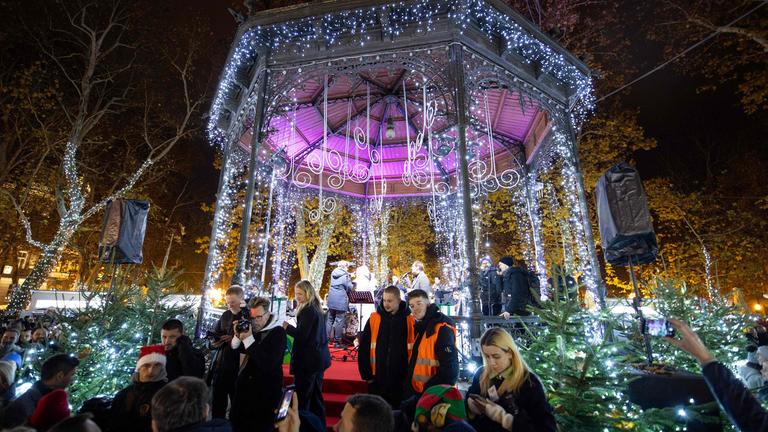 schön beleuchteter Adventsmarkt mit vielen Besuchern in Zagreb