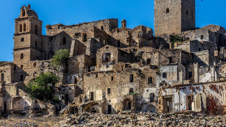 Das verlassene Dorf Craco in der Basilikata, Italien