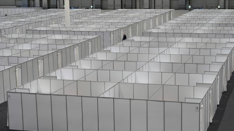 Notunterkunft für Flüchtlinge in Messehallen