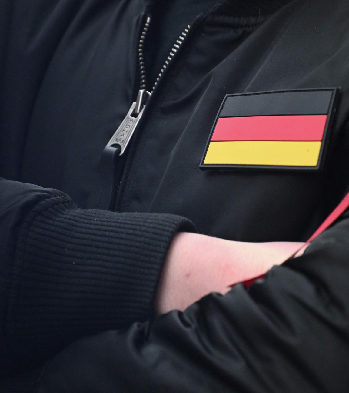 Rechter Demonstrant mit deutscher Fahne auf Jacke