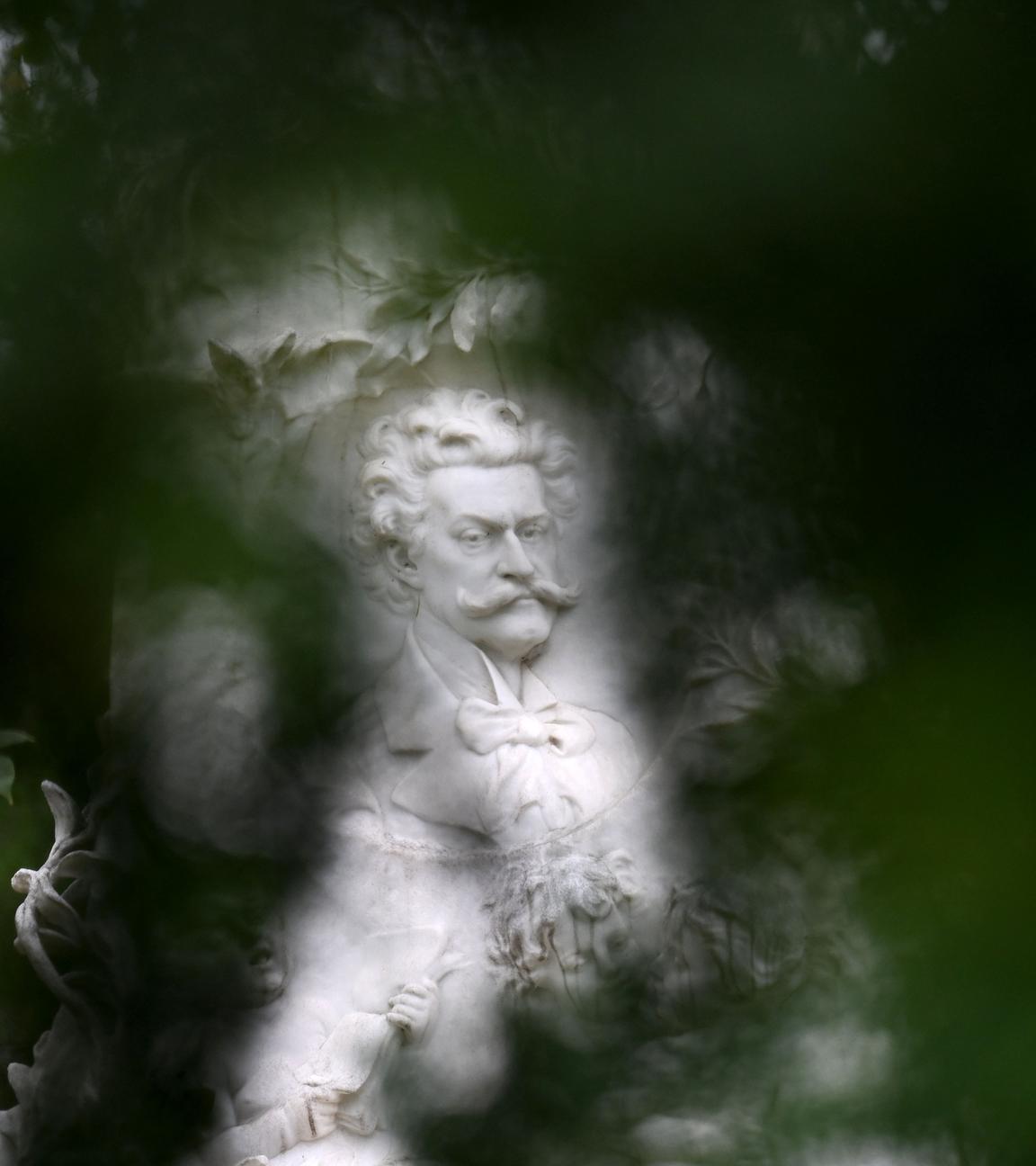 ++ THEMENBILD ++ STRAUSS-JAHR 2025: EHRENGRAB AM WIENER ZENTRALFR