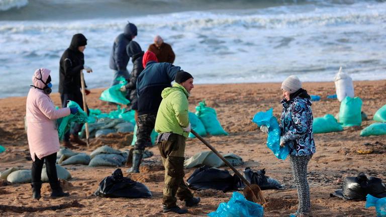 Volunteers eliminate consequences of oil spillage in Anapa