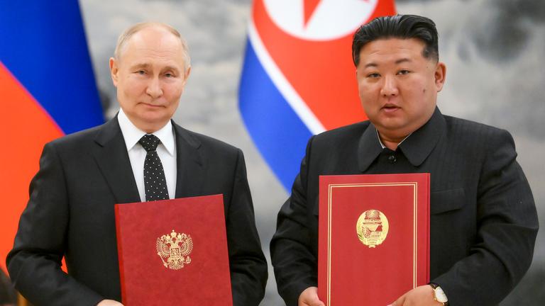 Wladimir Putin und Kim Jong Un bei Unterzeichnungszeremonie - 2024