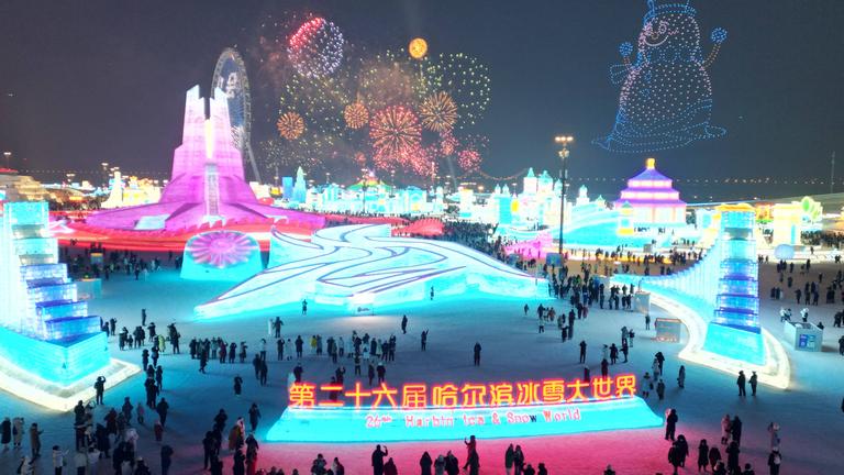 China, Schnee- und Eisfestival in Harbin HARBIN, CHINA - JANUARY 05: Drone light show and firework display illuminate th