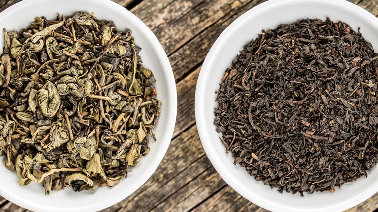 Getrocknete schwarze und grüne Teeblätter.