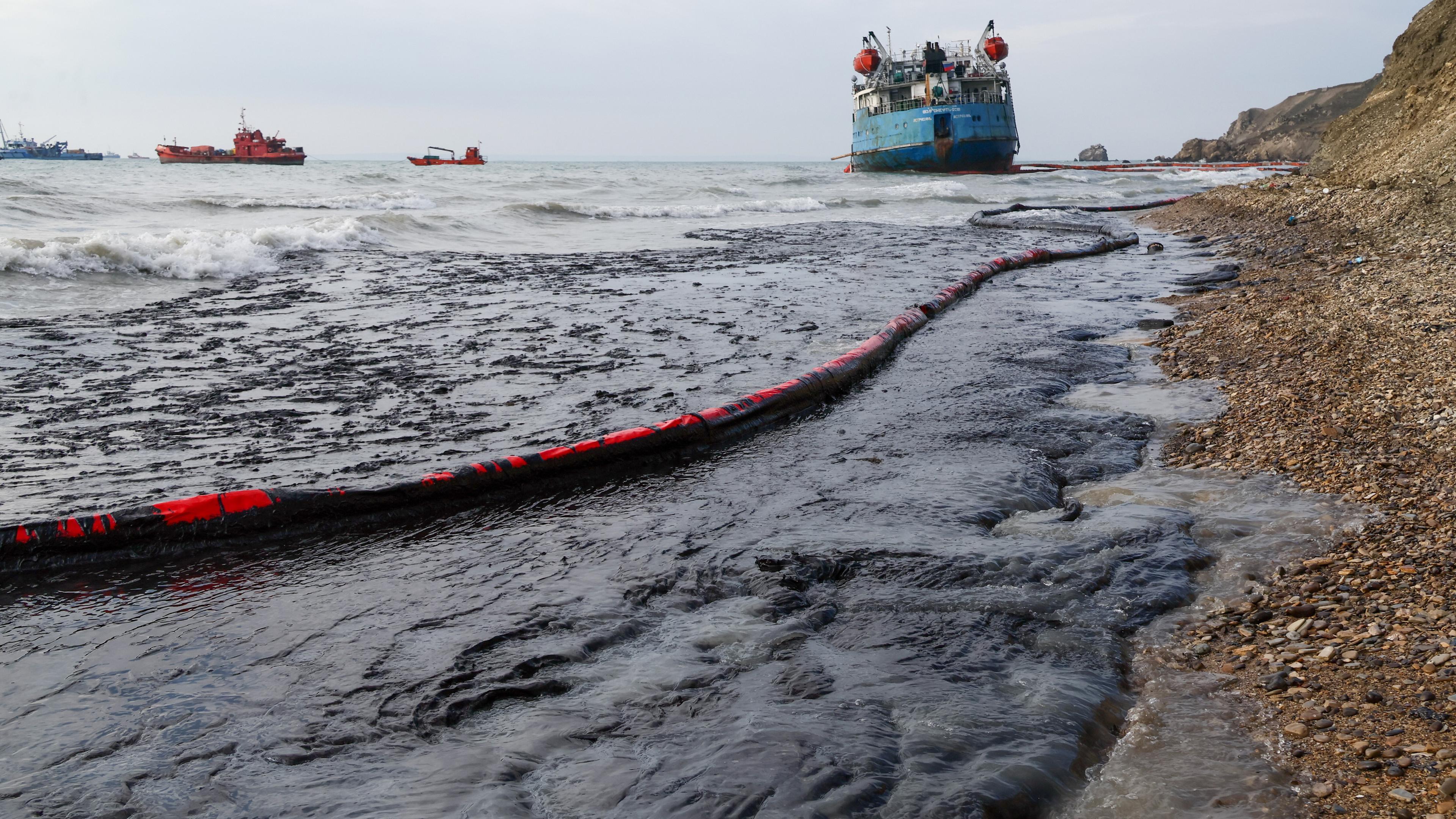 Reinigungsarbeiten bei Ölpest im Schwarzen Meer