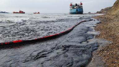 Reinigungsarbeiten bei Ölpest im Schwarzen Meer