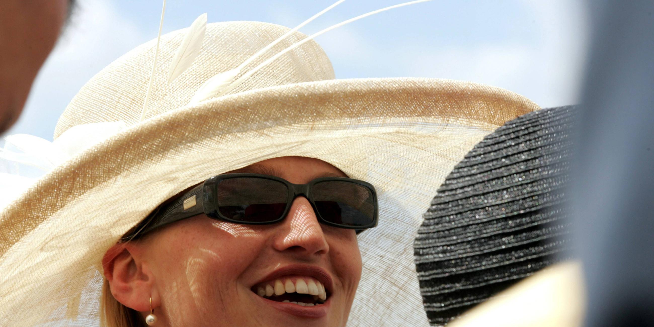 junge frau mit hut und sonnenbrille