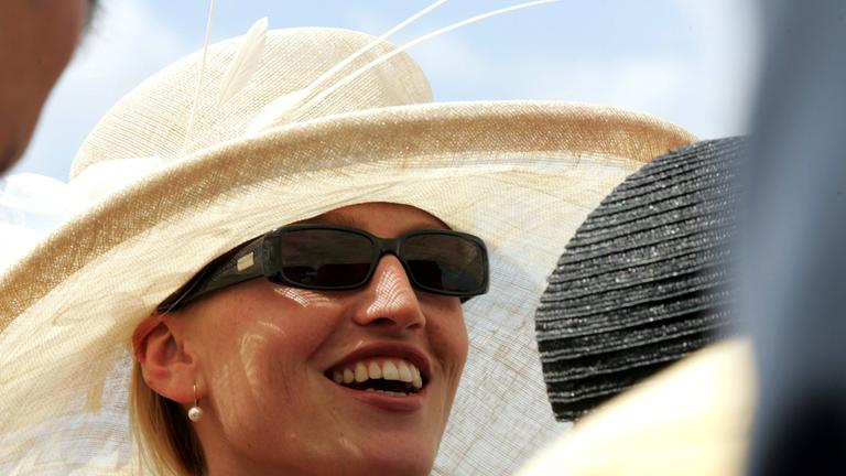 junge frau mit hut und sonnenbrille