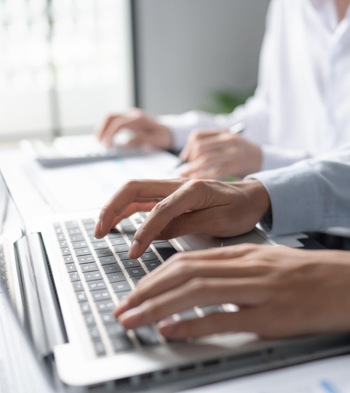 Mitarbeiter eines Start-up-Unternehmens arbeiten a Computer