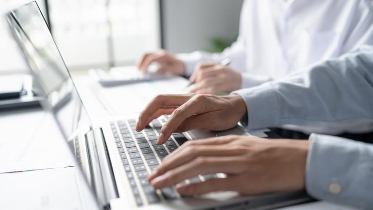 Mitarbeiter eines Start-up-Unternehmens arbeiten a Computer