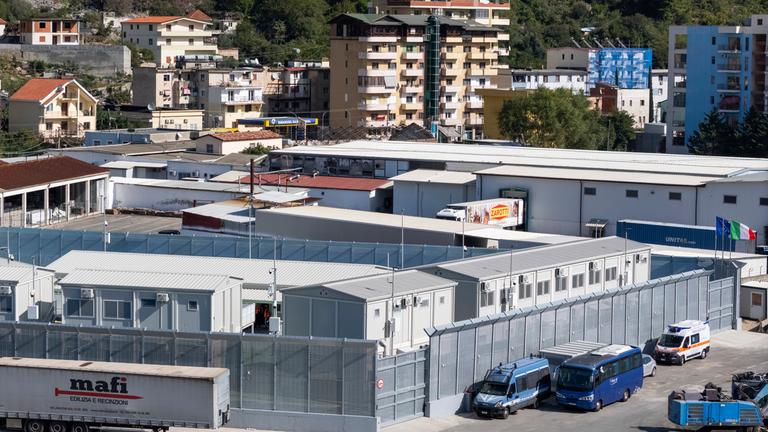 Italiens Migrantenlager in Albanien geht in Betrieb