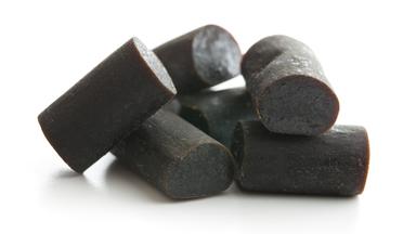 Schwarze Lakritzbonbons.