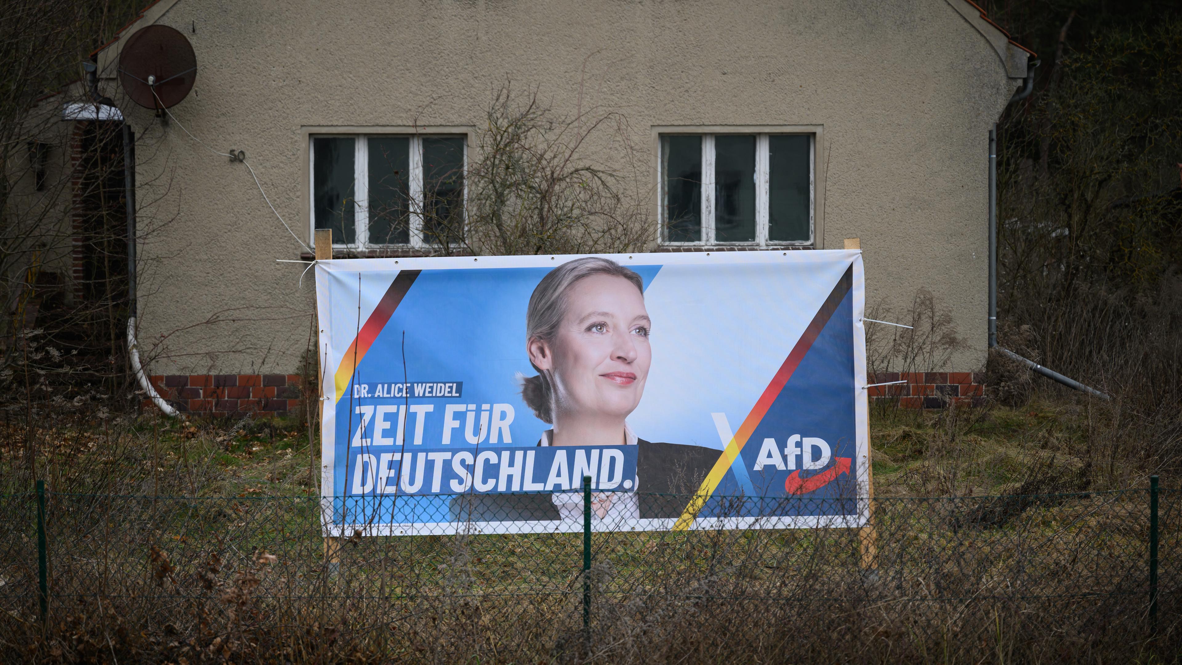 Wahlplakat in Brandenburg mit Alice Weidel zur Bundestagswahl 2025