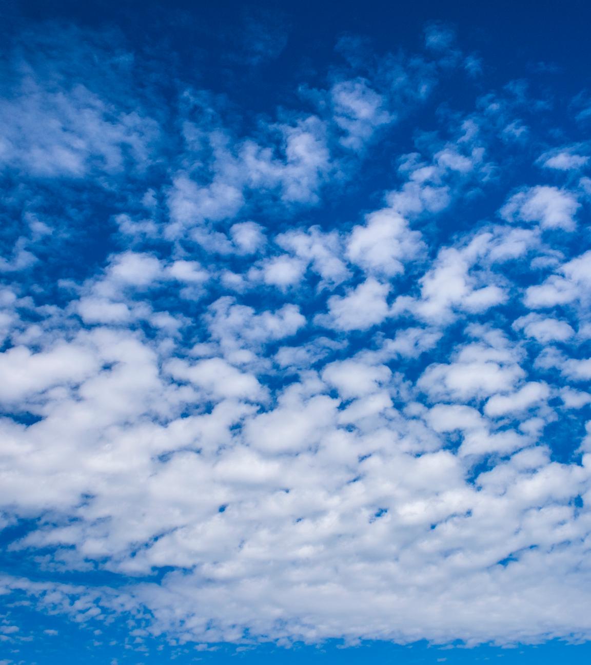 blauer Himmel mit Cumulus Wolken
