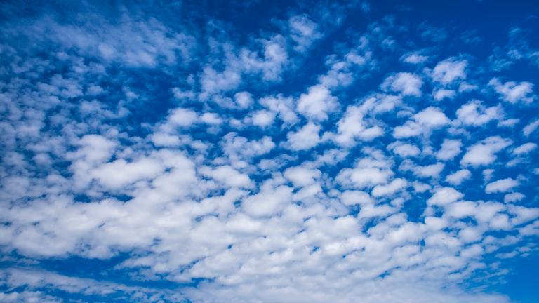 blauer Himmel mit Cumulus Wolken