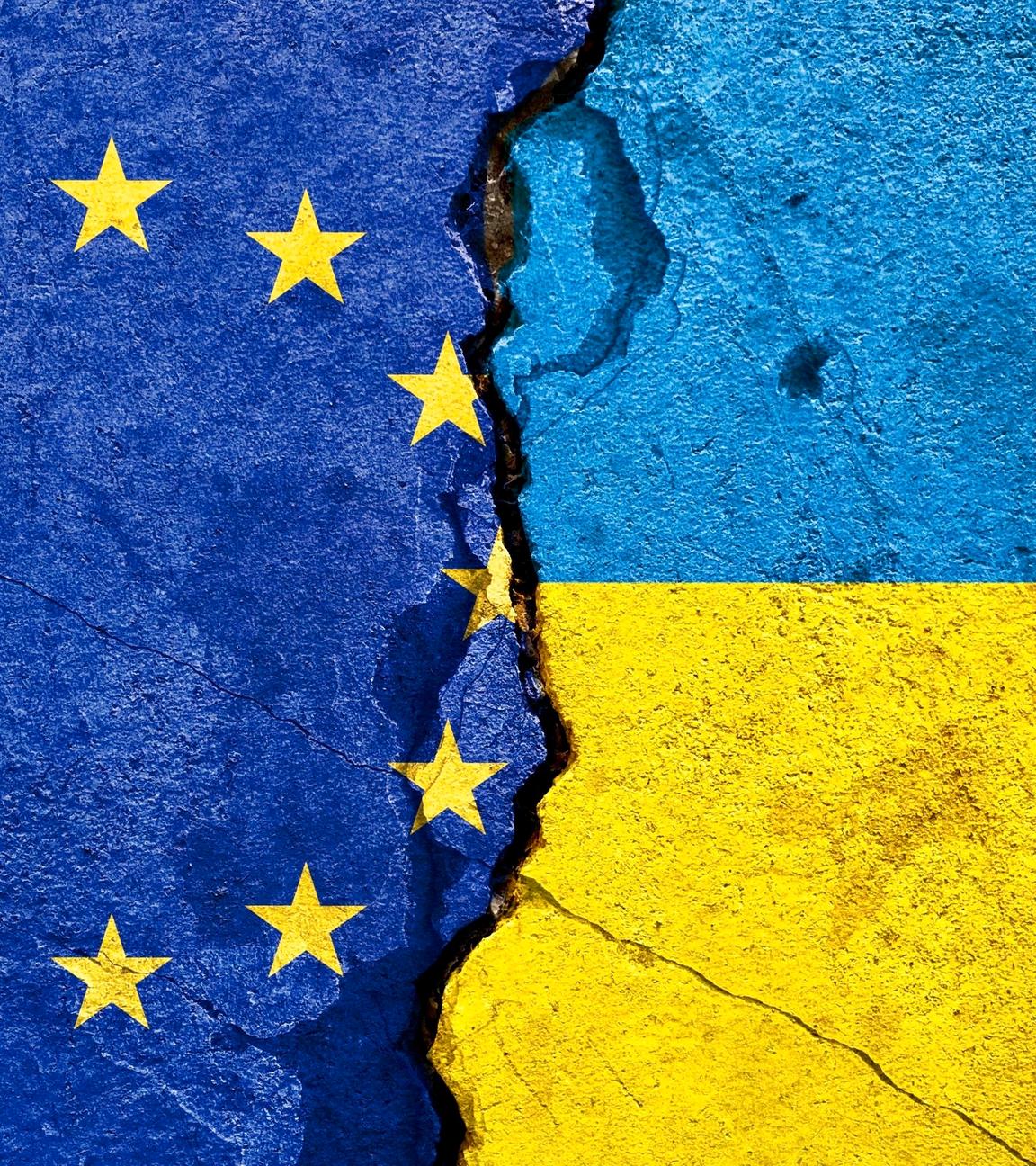 Flagge der EU und der Ukraine mit Rissen
